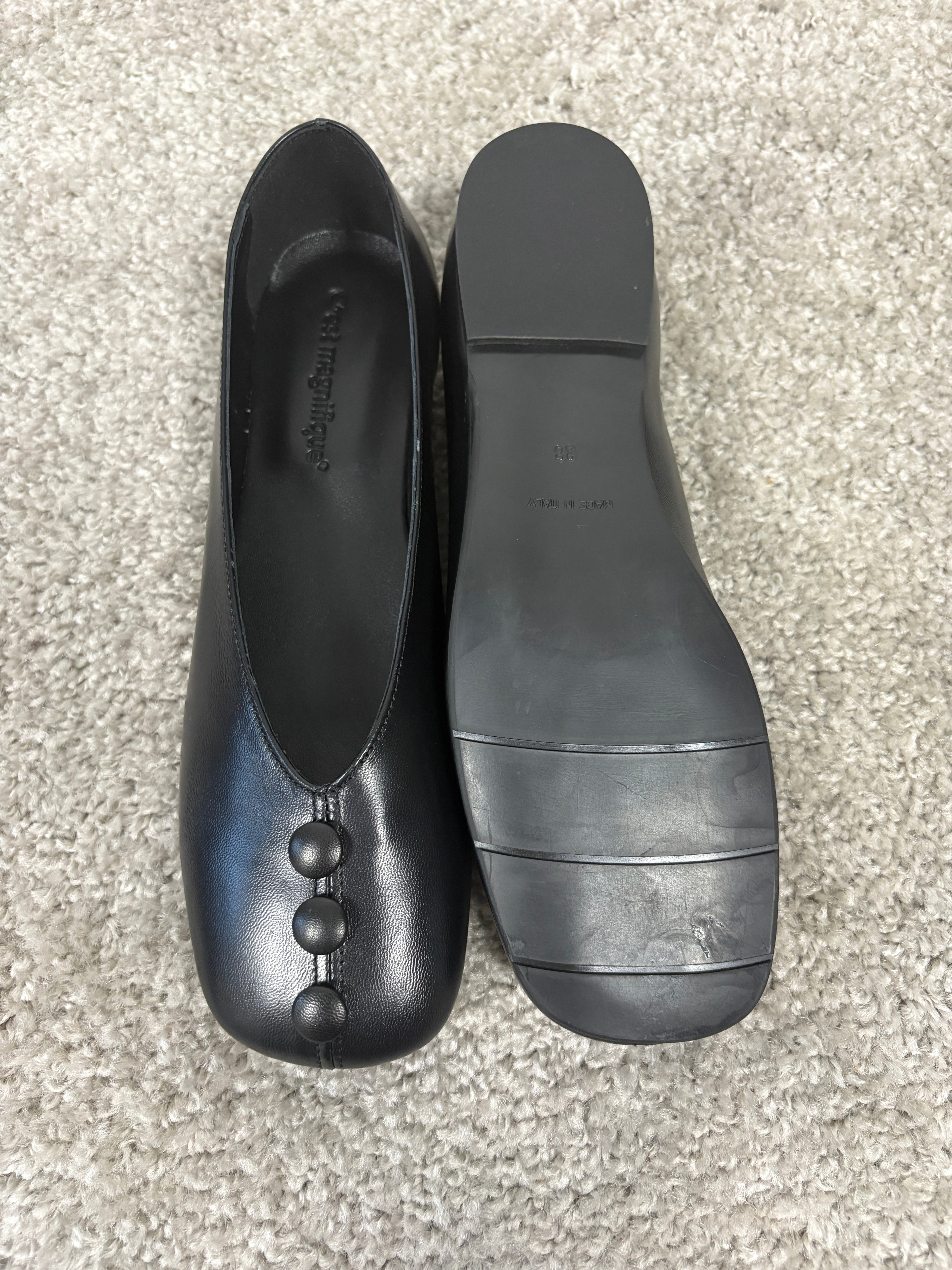 Ballerina in pelle nera con bottoncini decorativi
