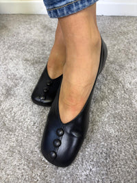 Ballerina in pelle nera con bottoncini decorativi