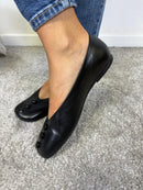 Ballerina in pelle nera con bottoncini decorativi