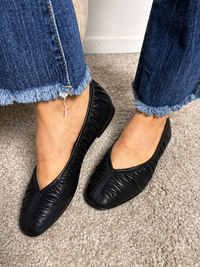 Ballerina in pelle nera effetto arricciato