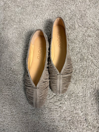 Ballerina in pelle scamosciata taupe effetto arricciato