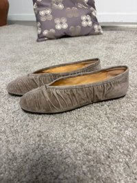 Ballerina in pelle scamosciata taupe effetto arricciato