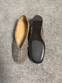 Ballerina in pelle scamosciata taupe effetto arricciato