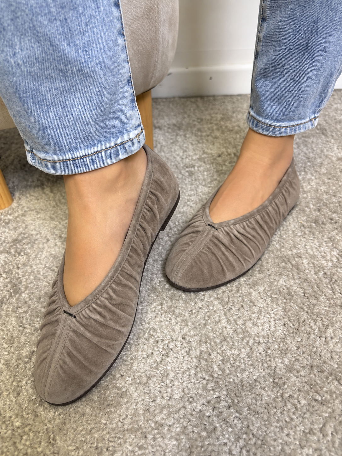 Ballerina in pelle scamosciata taupe effetto arricciato