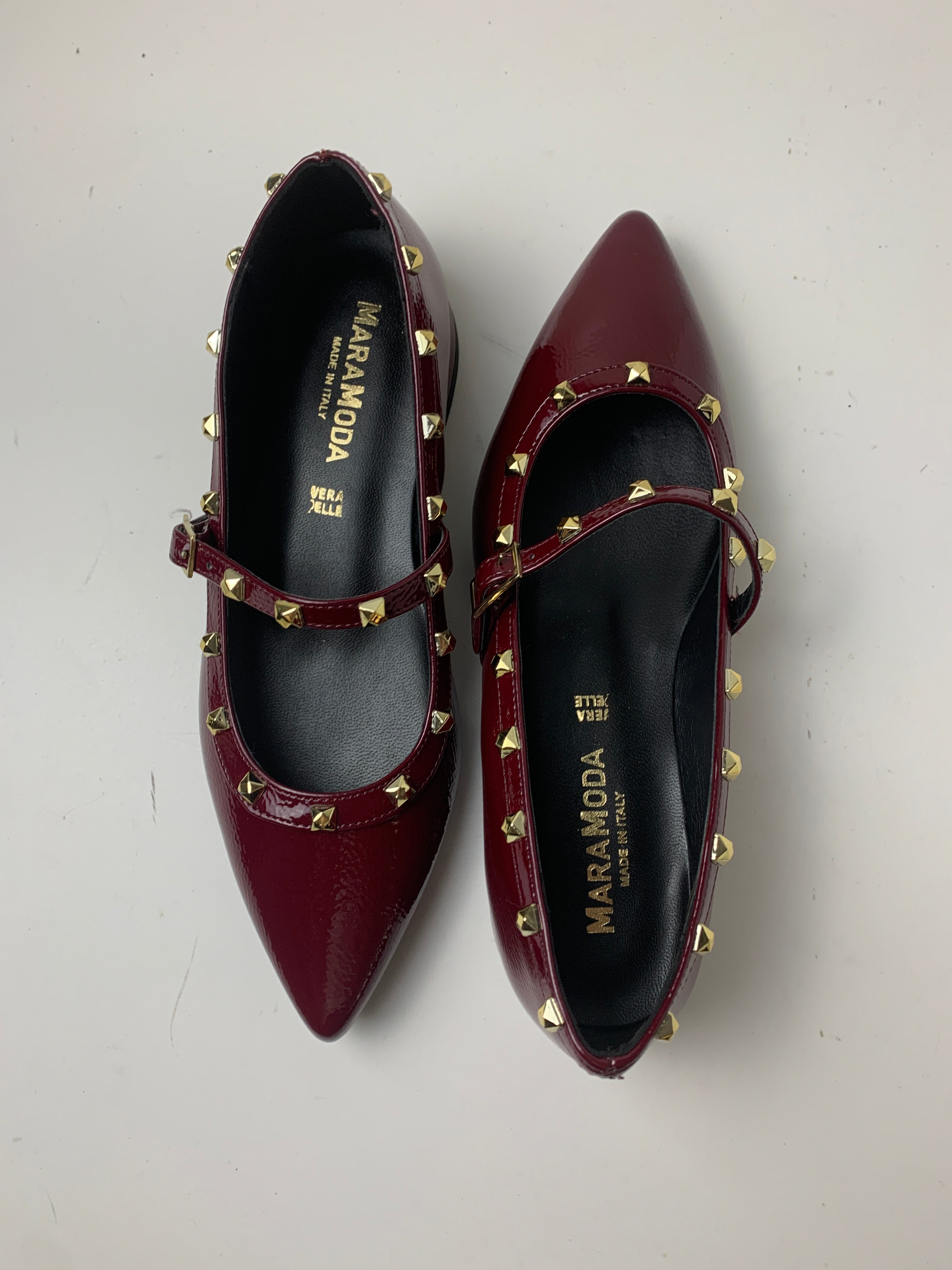 Ballerina Eleonora in pelle a punta con borchie decorative