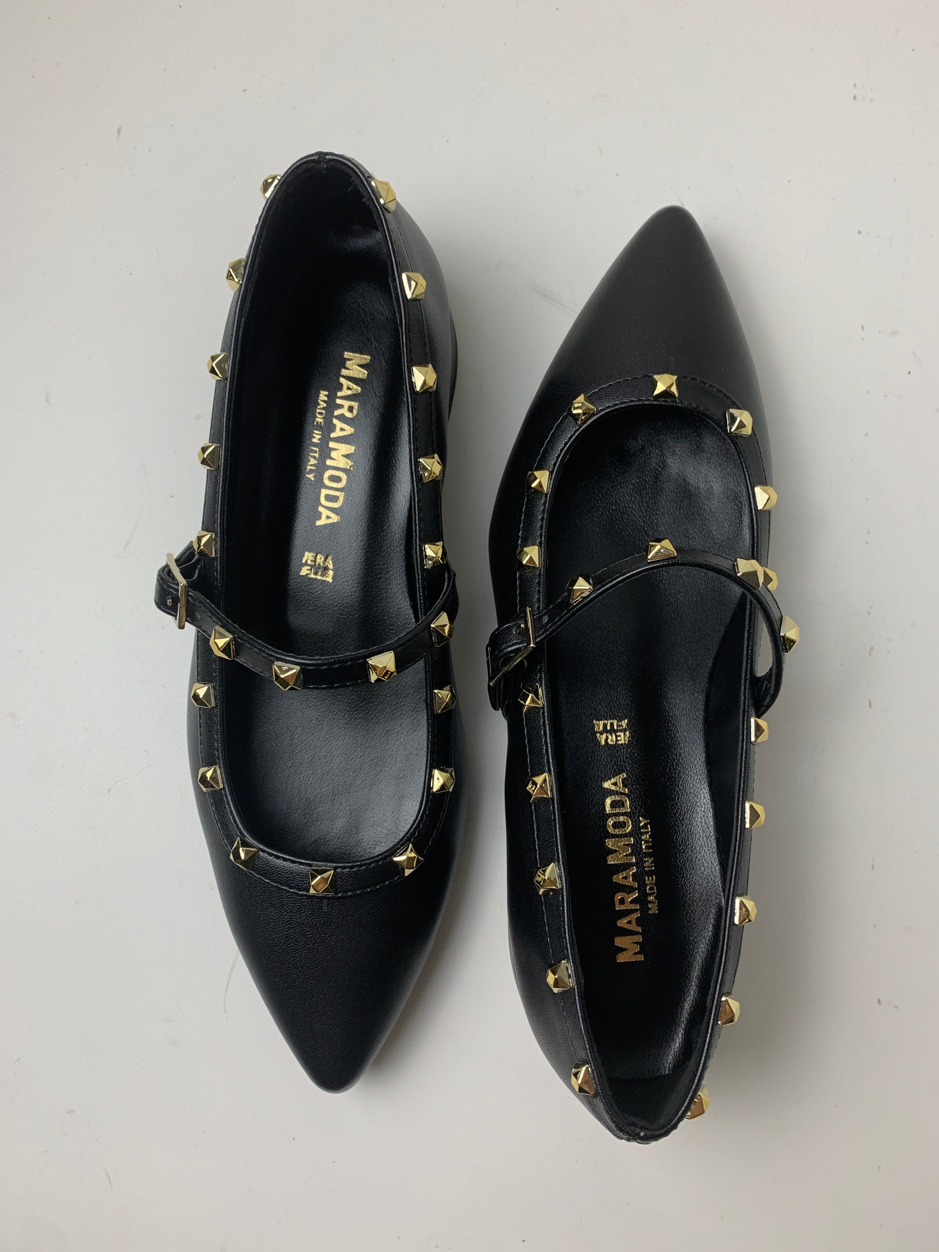 Ballerina Eleonora in pelle a punta con borchie decorative