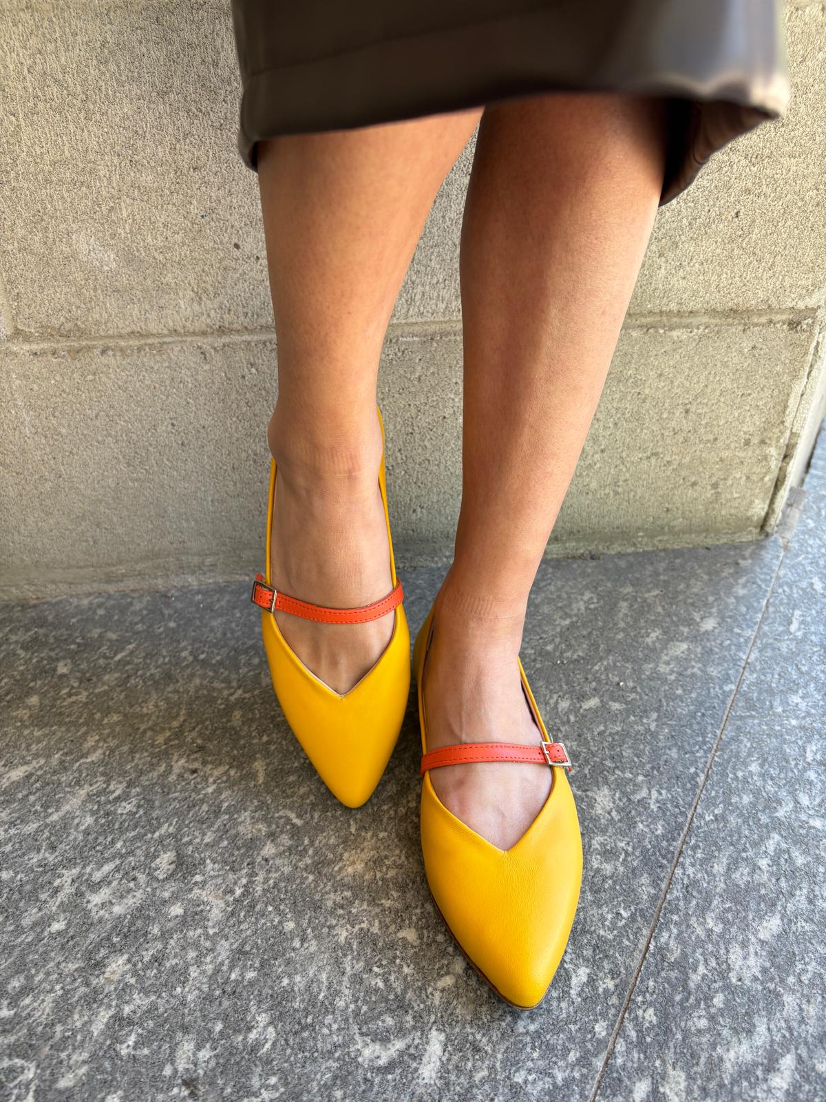 Ballerina Paola a punta in pelle con cinturino