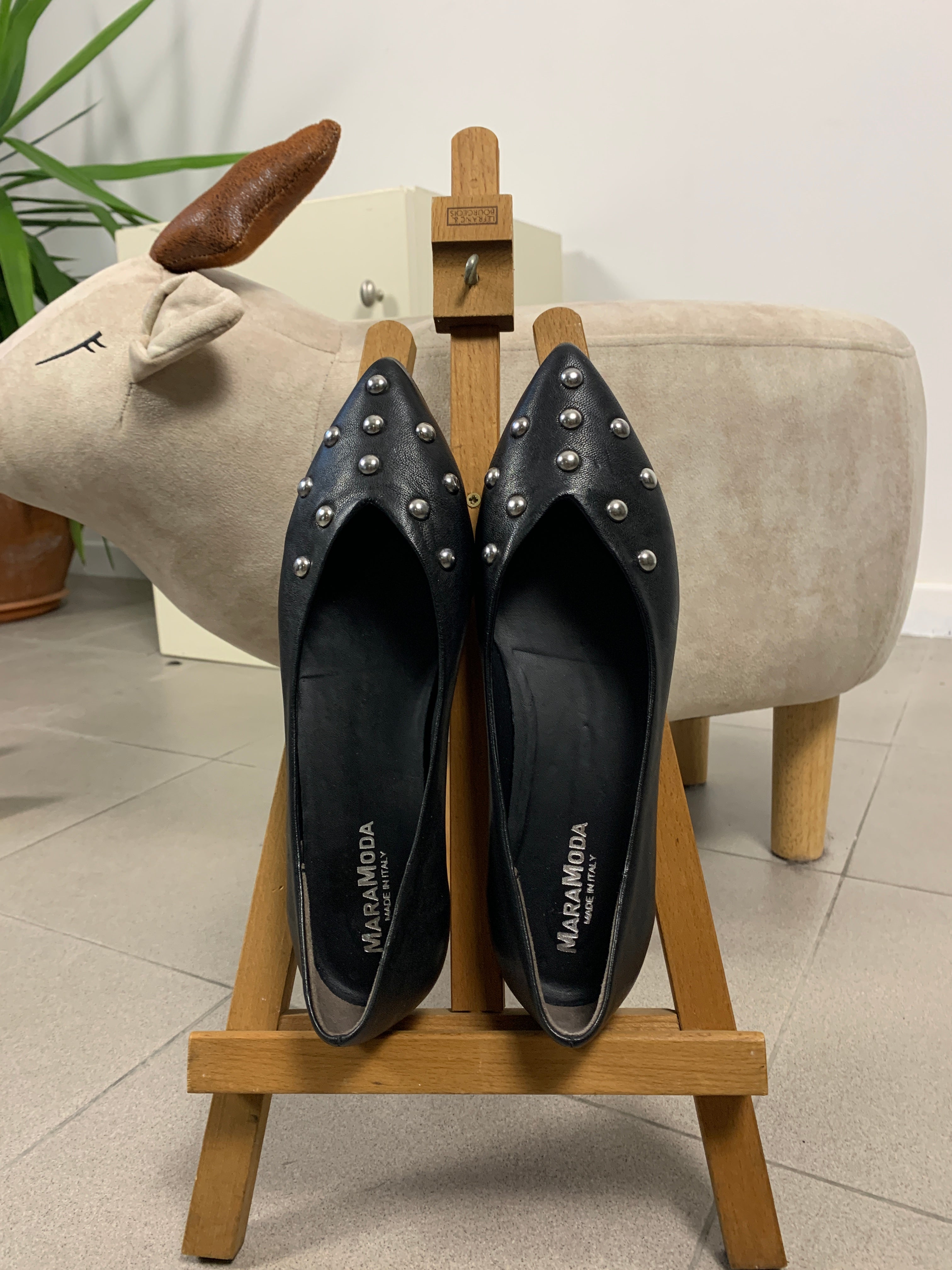 Ballerina Paola a punta in pelle con borchie