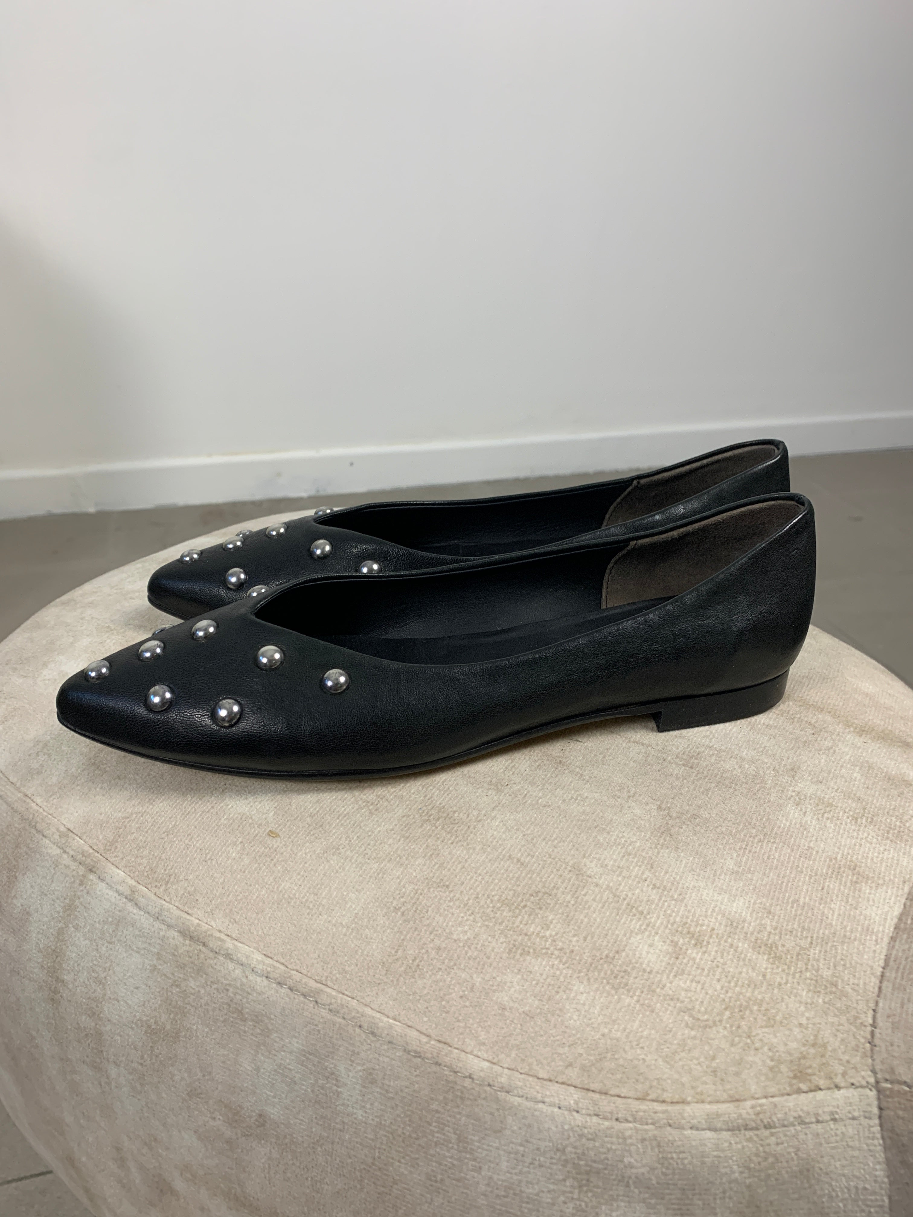 Ballerina Paola a punta in pelle con borchie