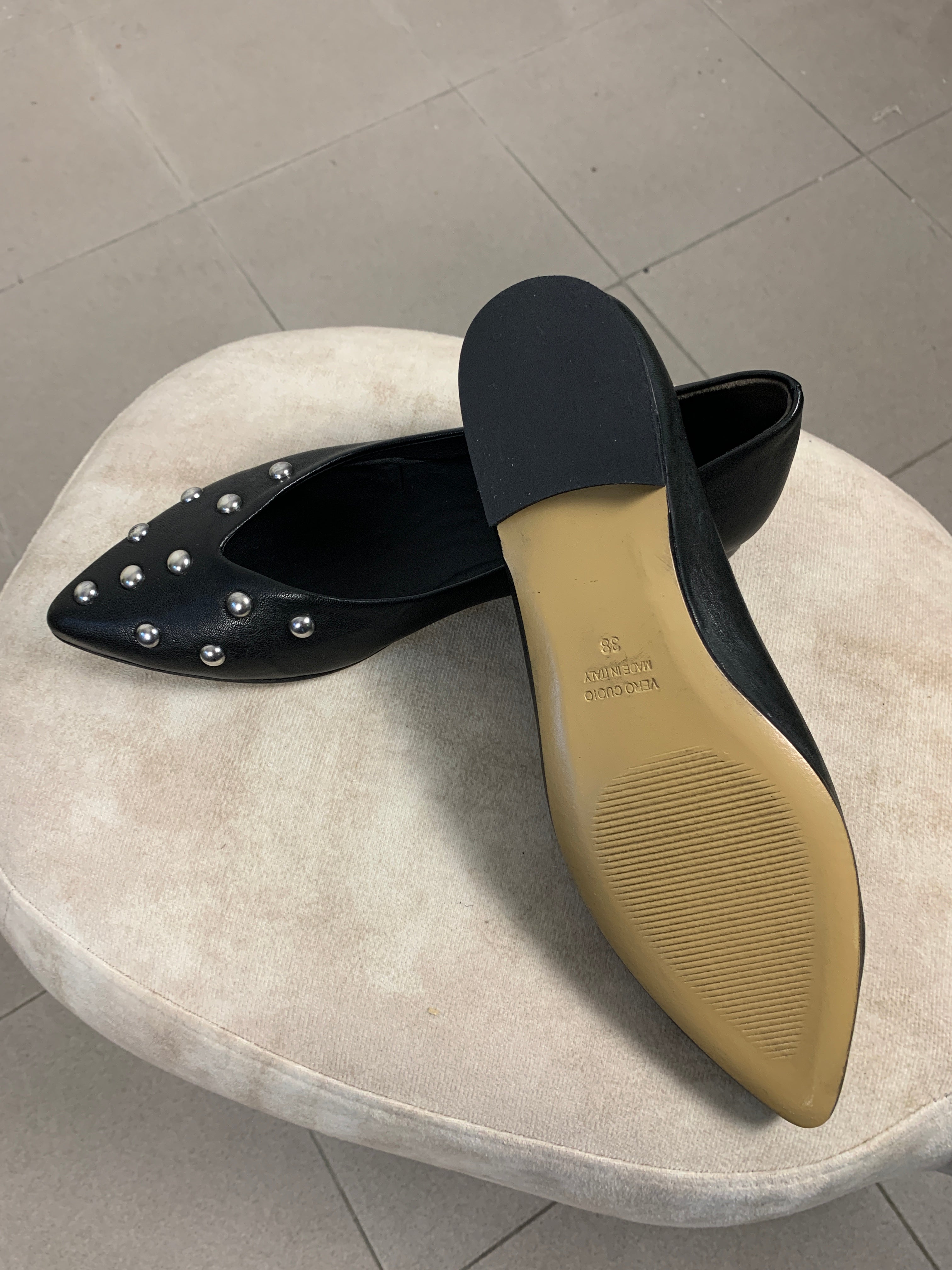 Ballerina Paola a punta in pelle con borchie