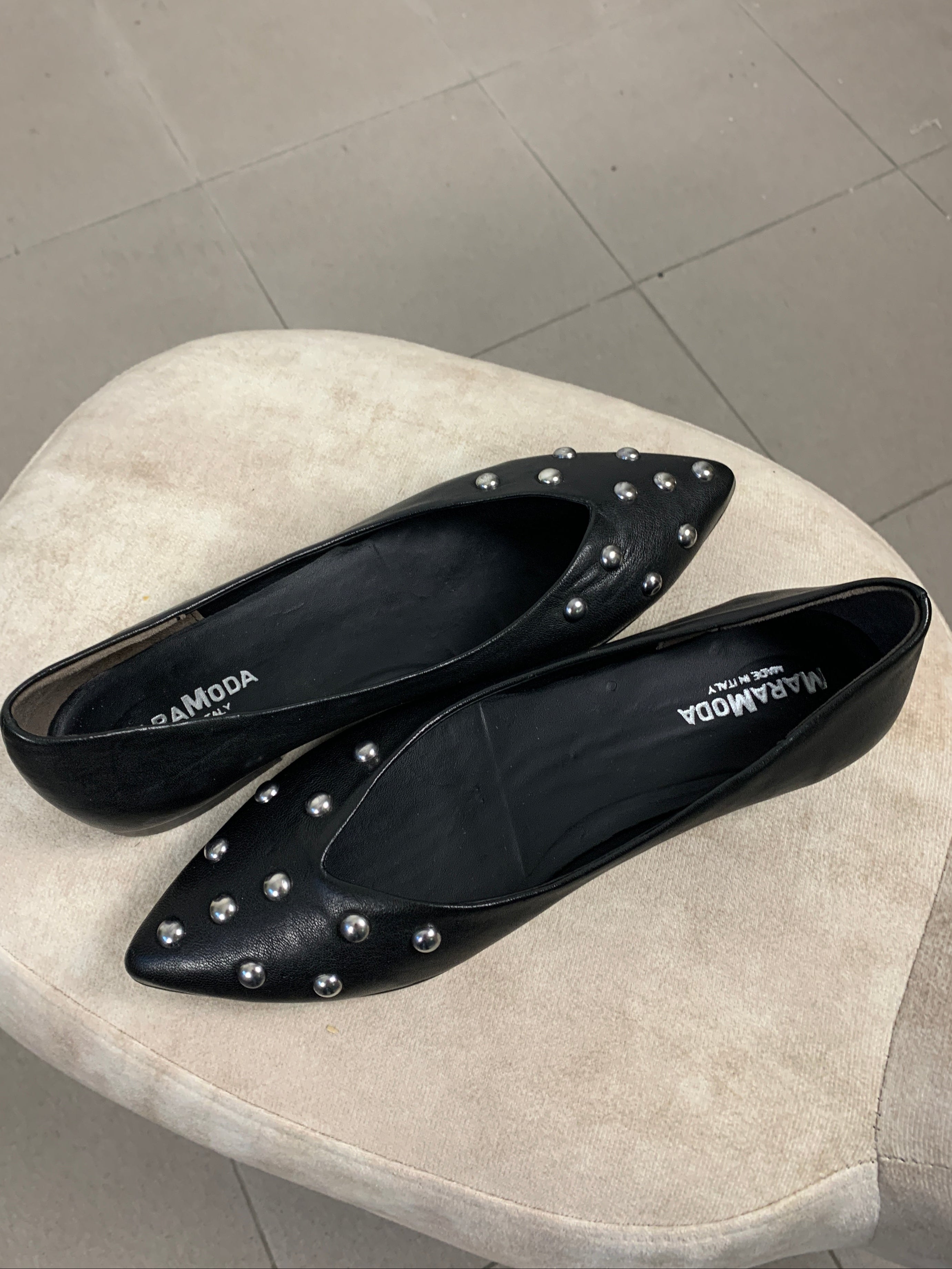 Ballerina Paola a punta in pelle con borchie