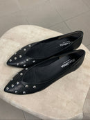 Ballerina Paola a punta in pelle con borchie