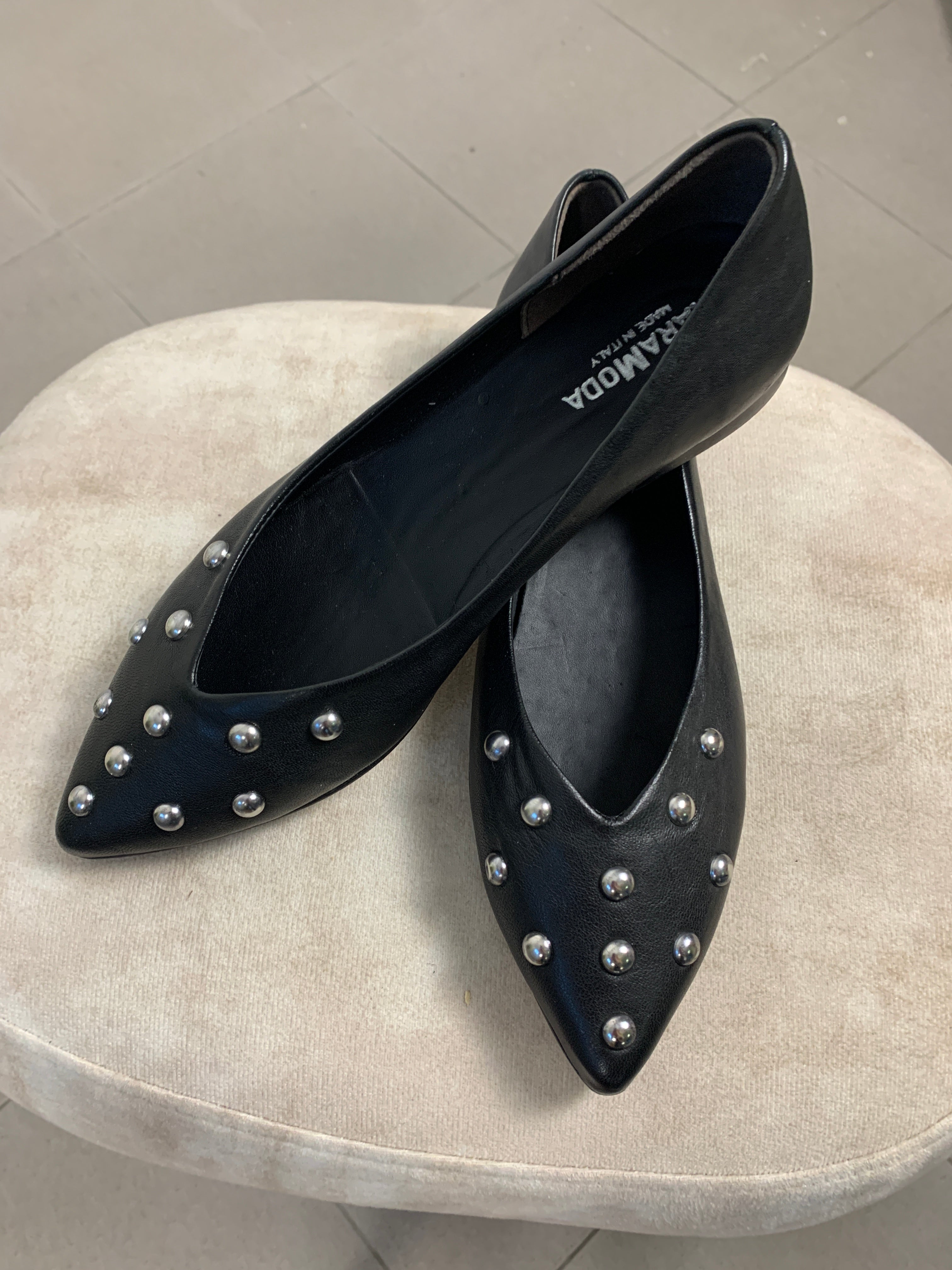 Ballerina Paola a punta in pelle con borchie