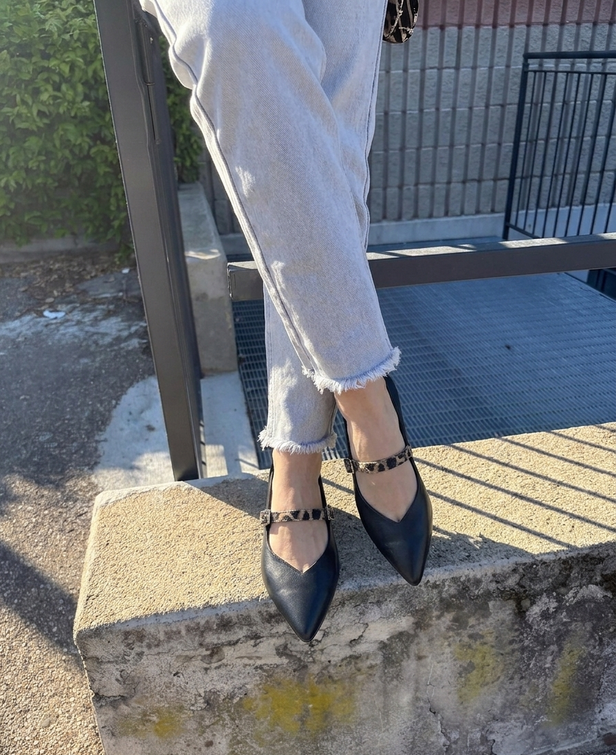 Ballerina Paola a punta in pelle con cinturino maculato