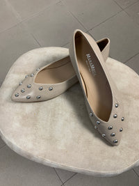 Ballerina Paola a punta in pelle con borchie