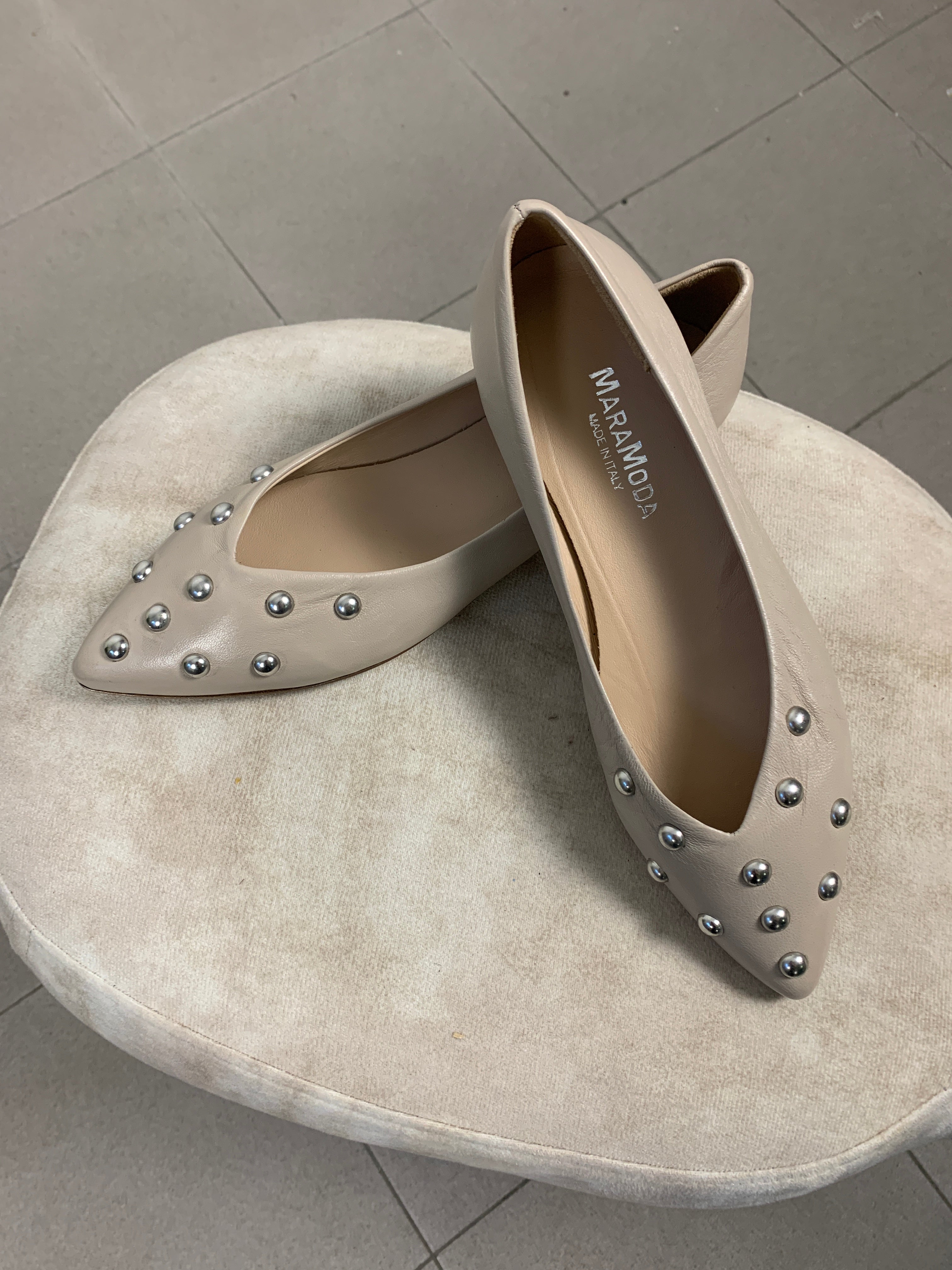 Ballerina Paola a punta in pelle con borchie