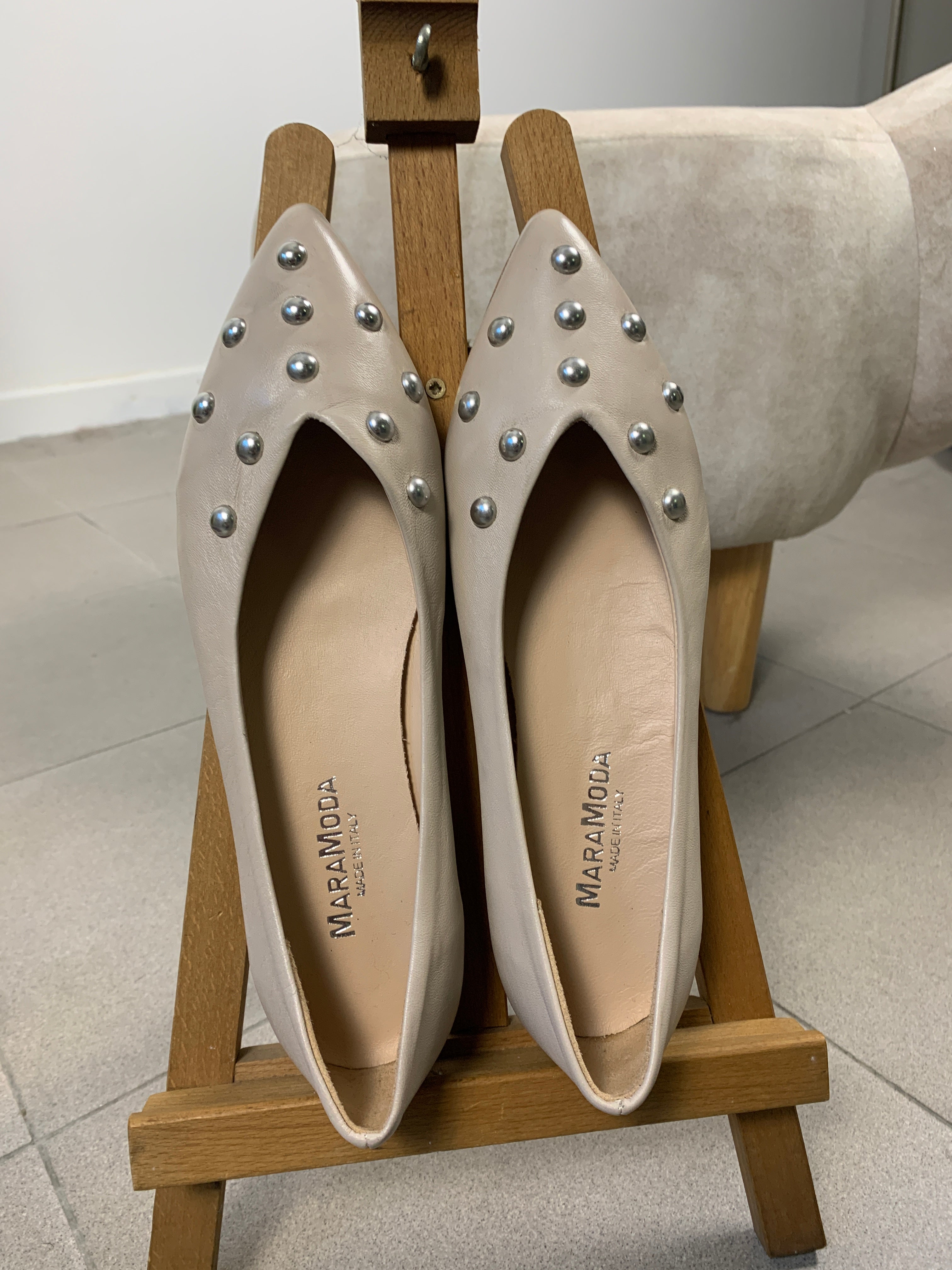 Ballerina Paola a punta in pelle con borchie