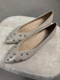 Ballerina Paola a punta in pelle con borchie