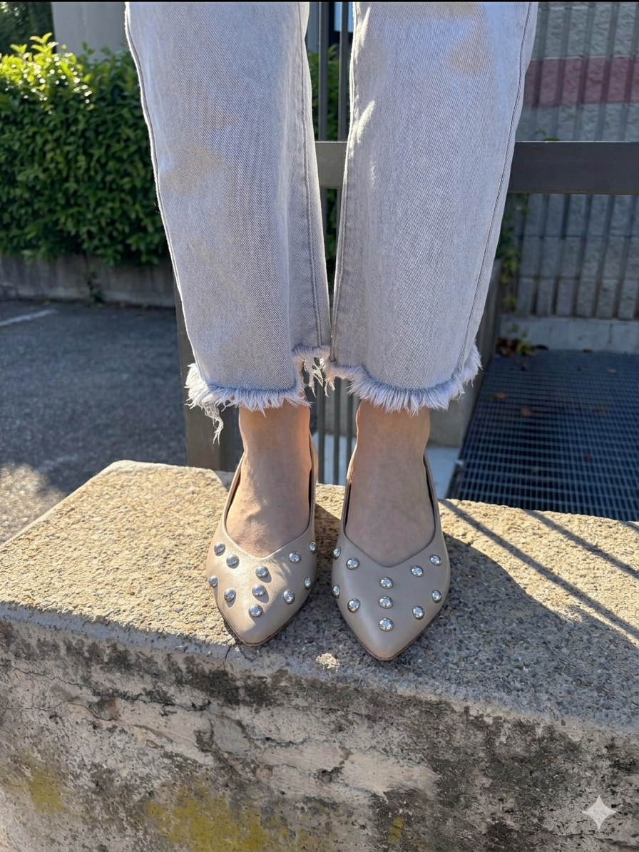 Ballerina Paola a punta in pelle con borchie