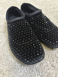 Ballerina in velluto nero con applicazioni luminose
