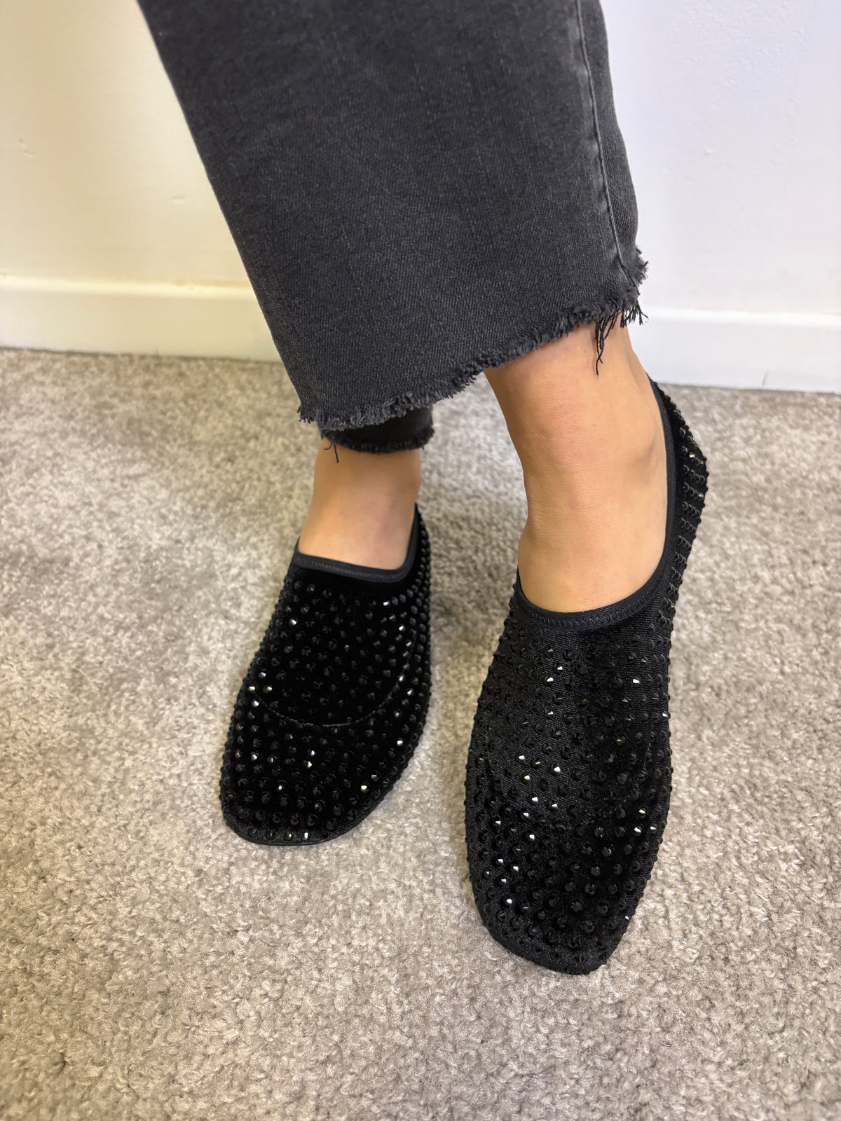 Ballerina in velluto nero con applicazioni luminose