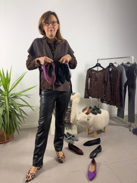 Ballerina Patrizia a punta in camoscio con scollo a V