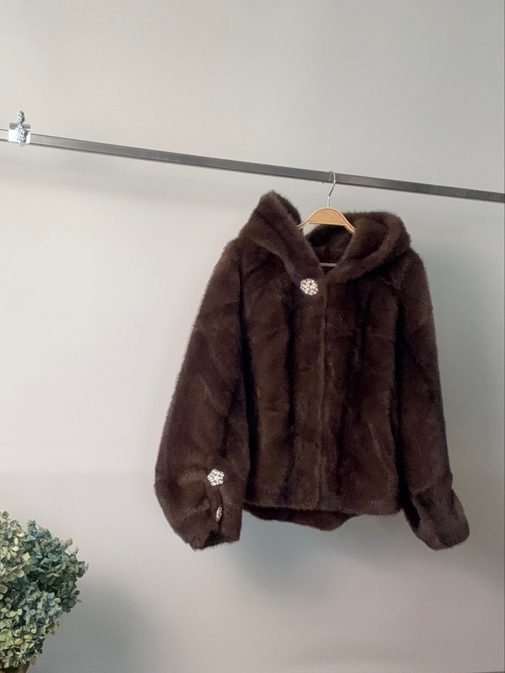 Bomber in ecopelliccia con gioiello