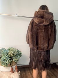 Bomber in ecopelliccia con gioiello