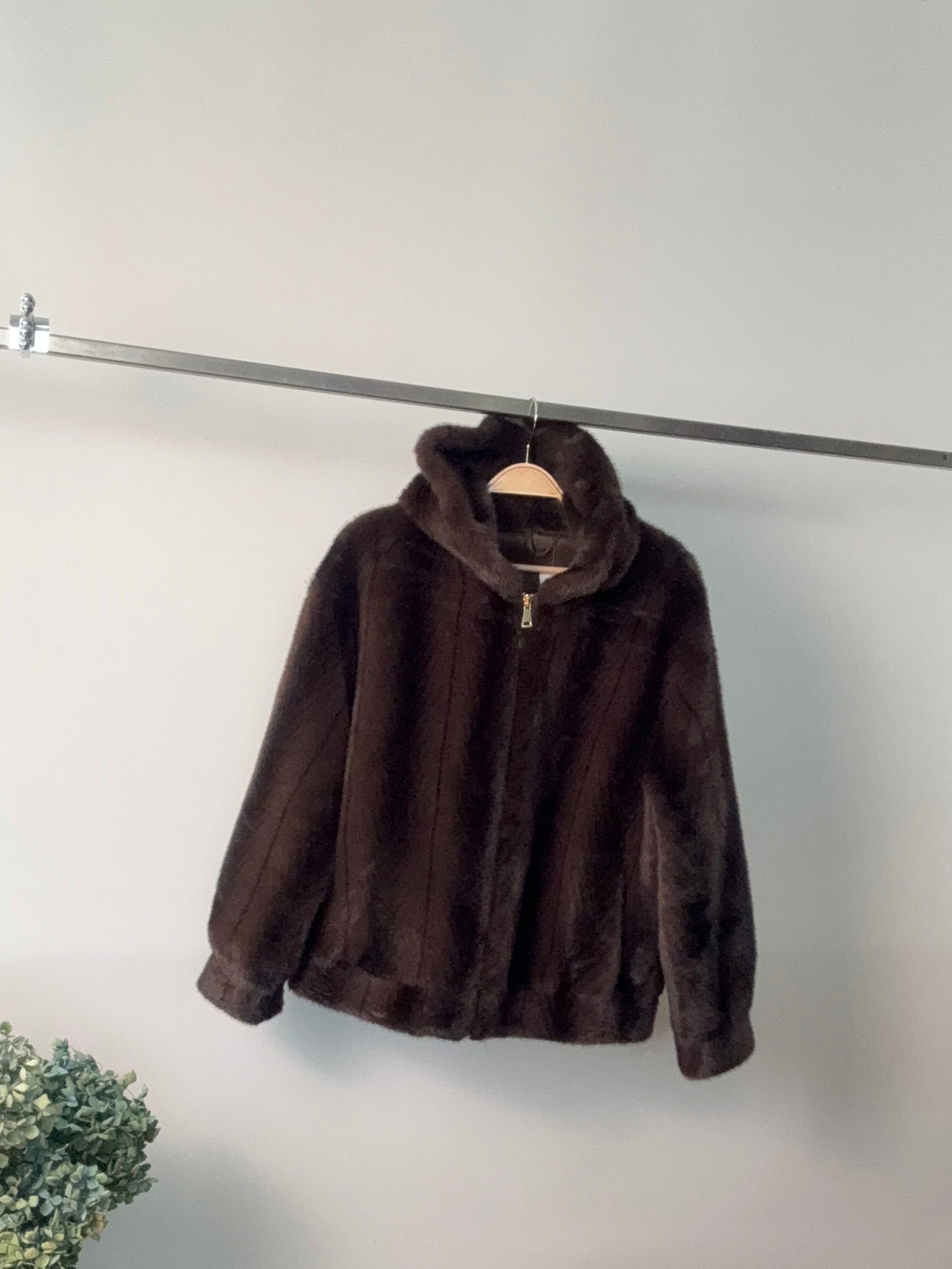 Bomber in ecopelliccia con cappuccio