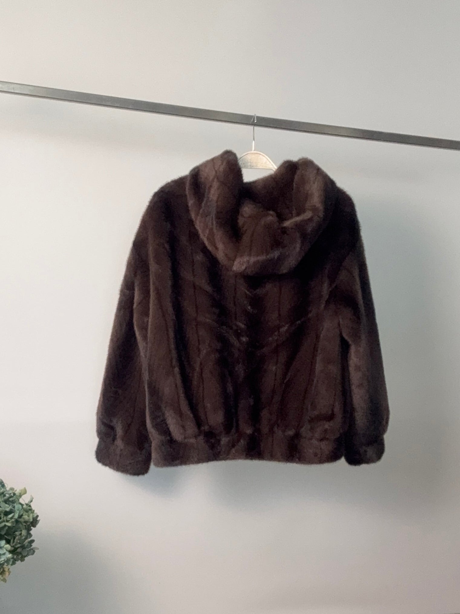 Bomber in ecopelliccia con cappuccio