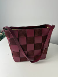 Borsa artigianale con design a scacchiera