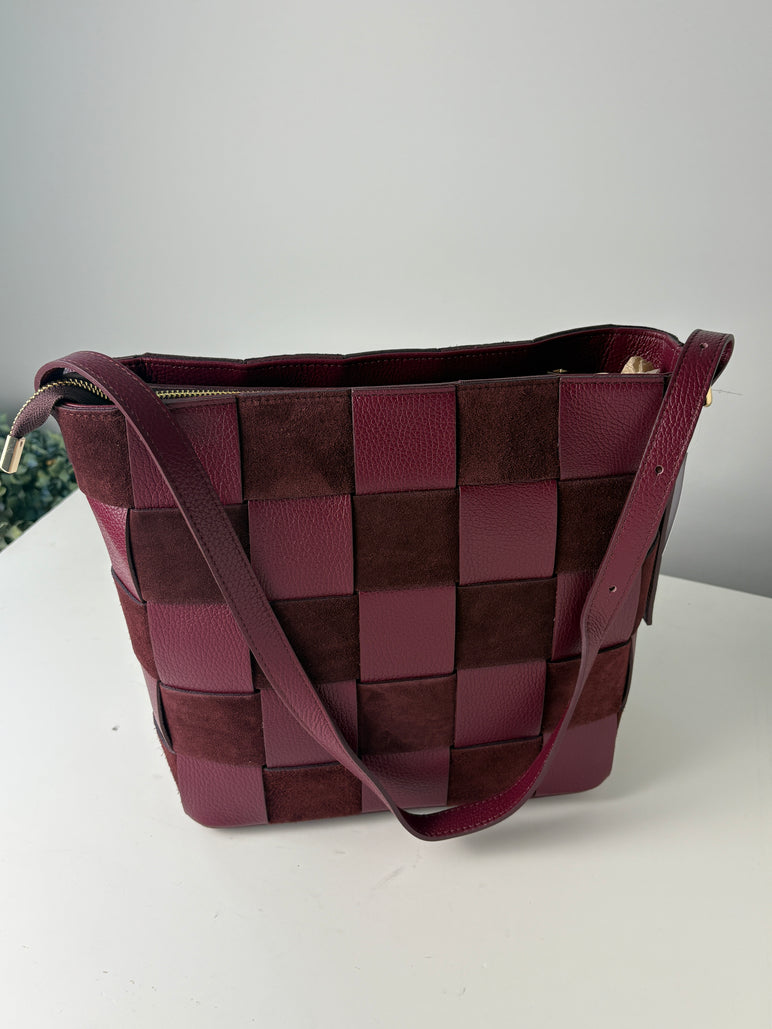 Borsa artigianale con design a scacchiera