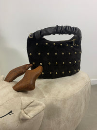 Borsa in camoscio marrone con borchie oro