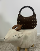 Borsa in camoscio marrone con borchie oro