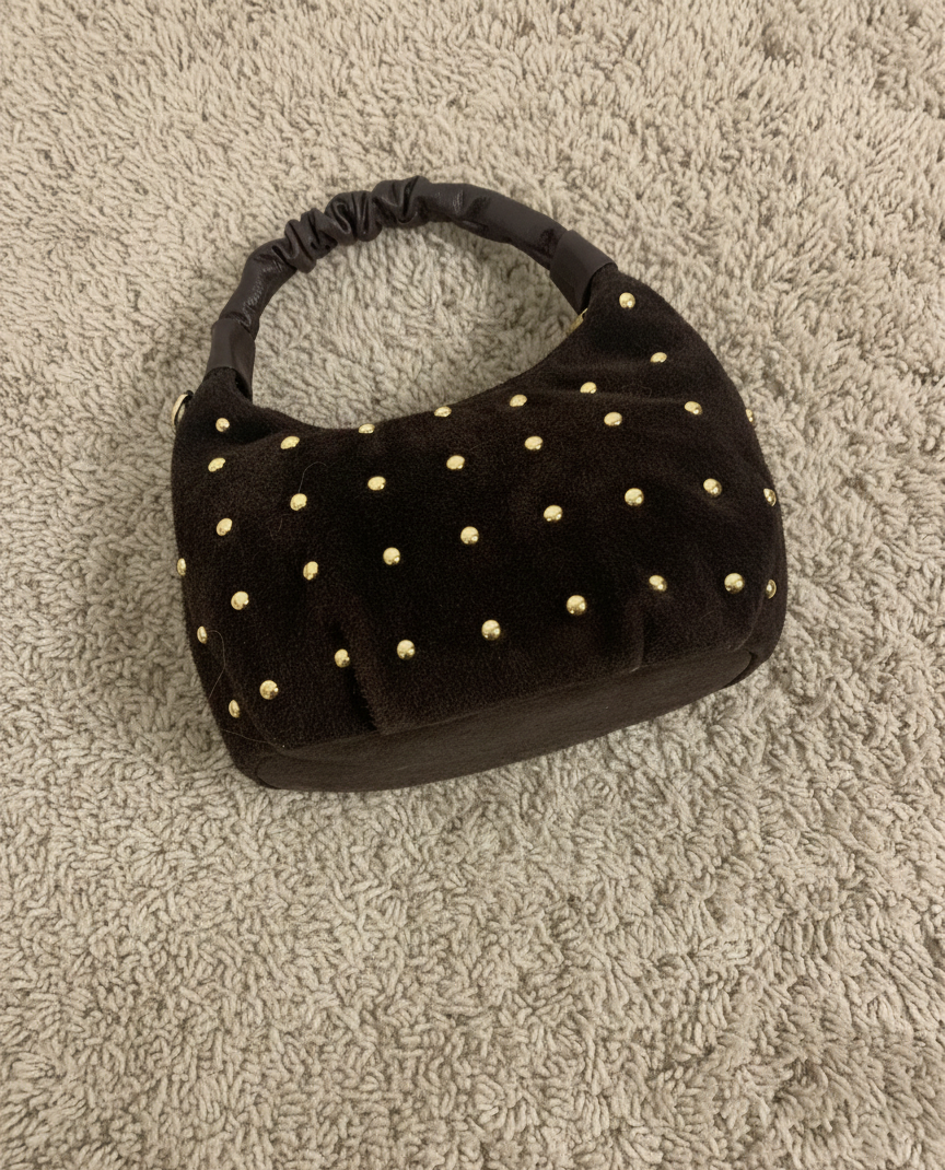 Borsa in camoscio marrone con borchie oro