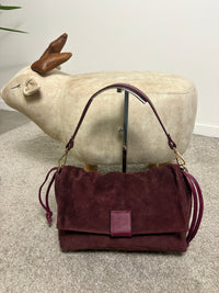 Borsa in pelle scamosciata con patta e dettagli in pelle