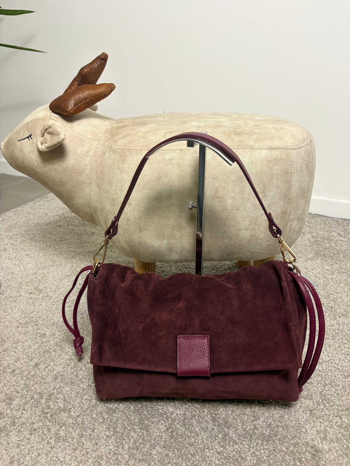 Borsa in pelle scamosciata con patta e dettagli in pelle