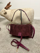 Borsa in pelle scamosciata con patta e dettagli in pelle