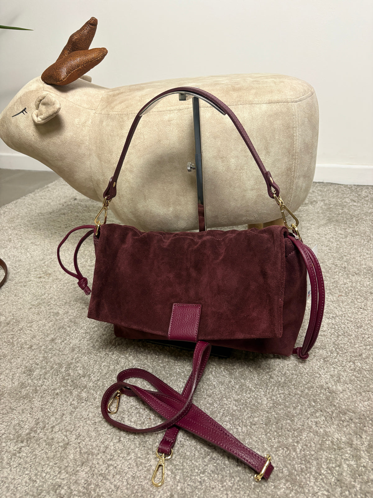 Borsa in pelle scamosciata con patta e dettagli in pelle