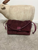 Borsa in pelle scamosciata con patta e dettagli in pelle