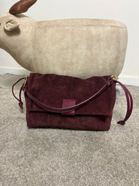Borsa in pelle scamosciata con patta e dettagli in pelle