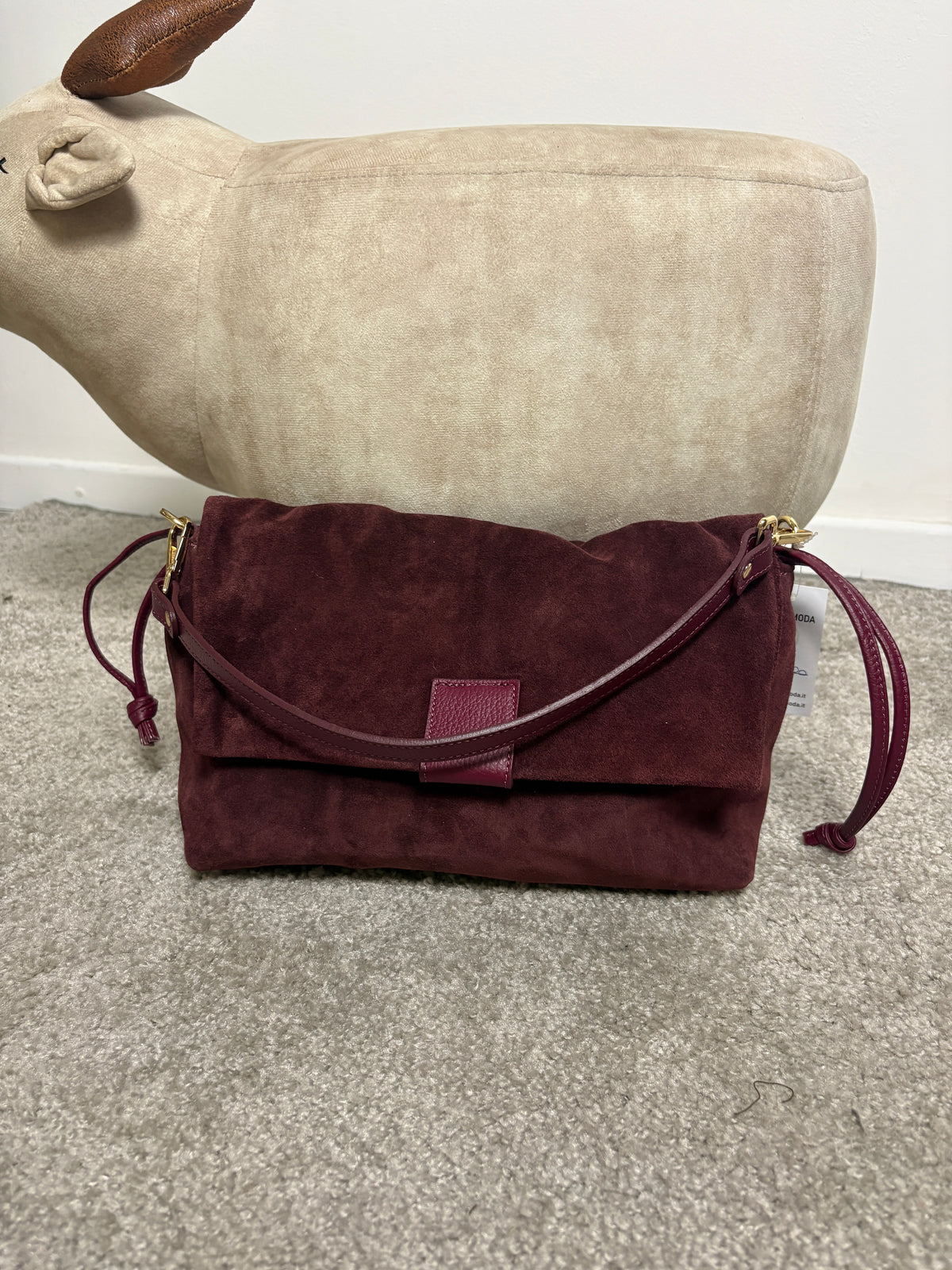 Borsa in pelle scamosciata con patta e dettagli in pelle