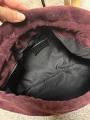 Borsa in pelle scamosciata con patta e dettagli in pelle