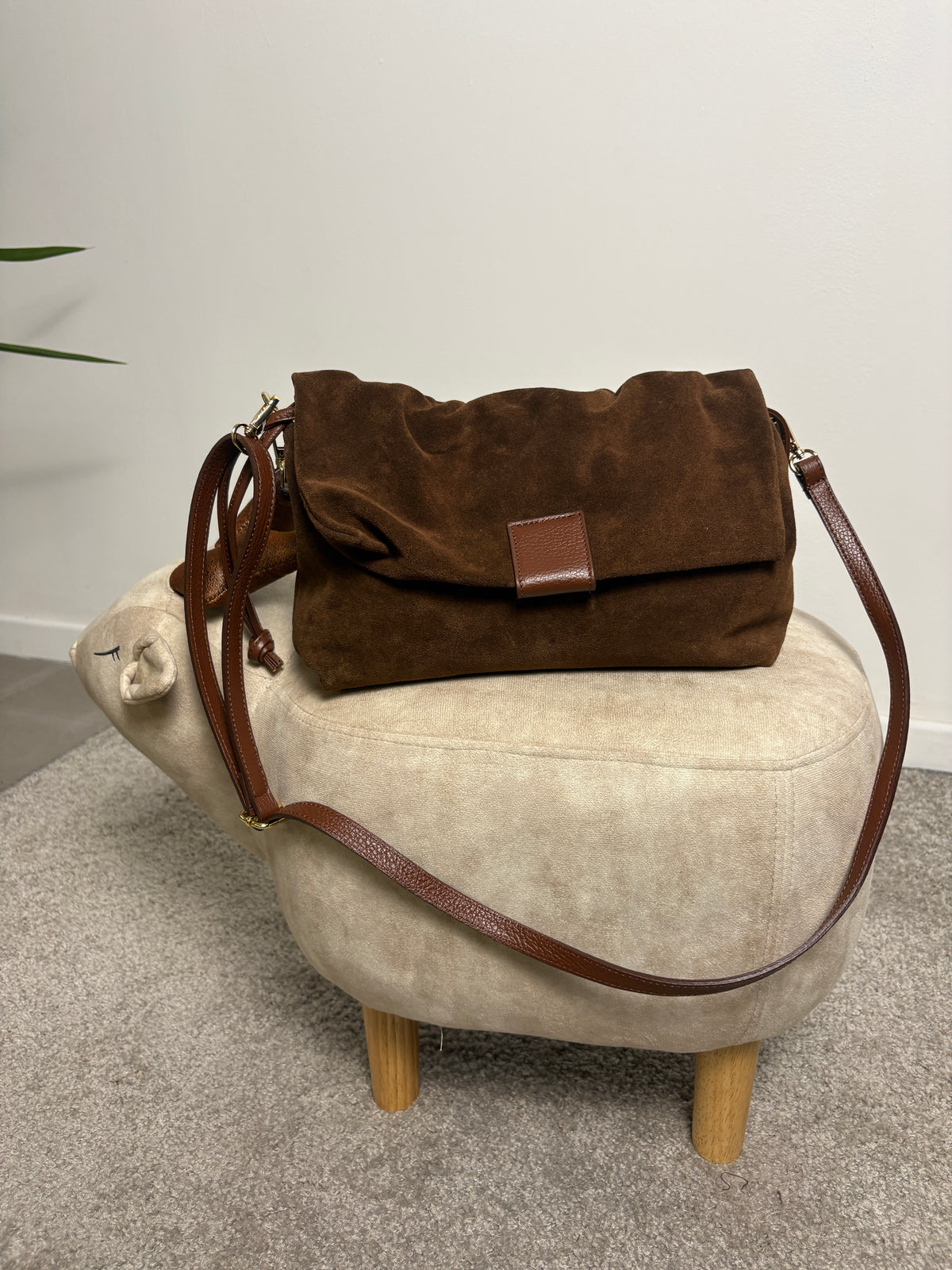 Borsa in pelle scamosciata con patta e dettagli in pelle
