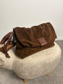Borsa in pelle scamosciata con patta e dettagli in pelle