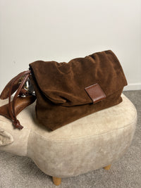 Borsa in pelle scamosciata con patta e dettagli in pelle