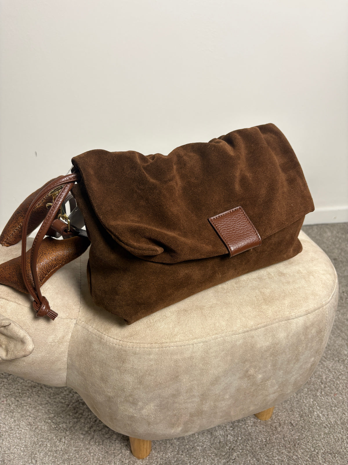 Borsa in pelle scamosciata con patta e dettagli in pelle