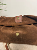 Borsa in pelle scamosciata con patta e dettagli in pelle