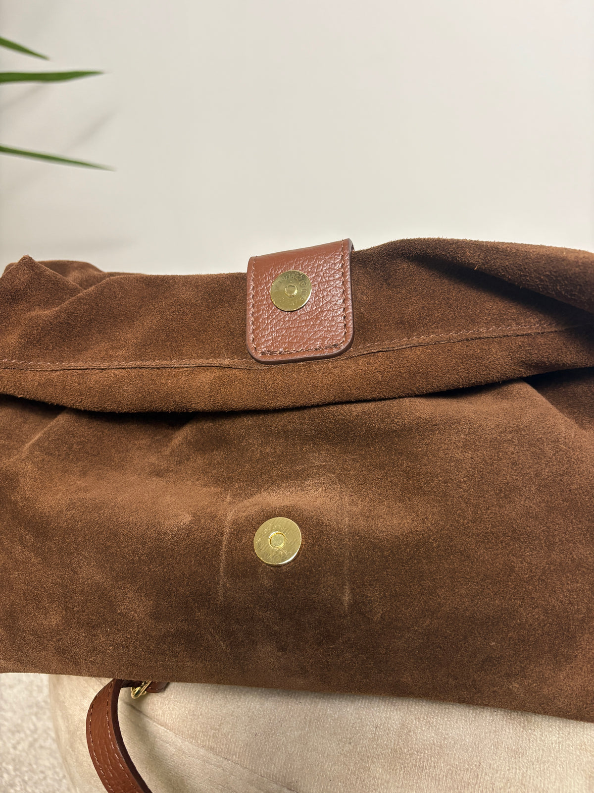 Borsa in pelle scamosciata con patta e dettagli in pelle