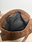 Borsa in pelle scamosciata con patta e dettagli in pelle